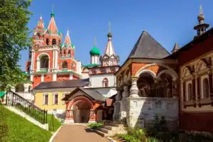 Из Москвы — в Звенигород, древний город среди сосновых холмов Из Москвы — в Звенигород, древний город среди сосновых холмов