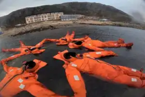 Искупаться в Баренцевом море: айс-флоатинг в Териберке - 6