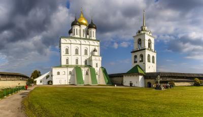 Псковский Кремль снаружи и изнутри
