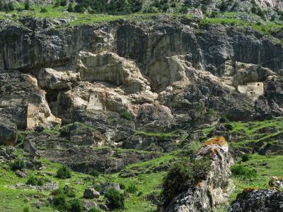 Лавочка над пропастью и наскальная крепость в Урсдоне - 7