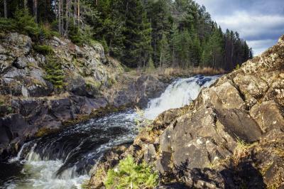 Палеовулкан Гирвас и водопад Кивач — два чуда Карелии Палеовулкан Гирвас и водопад Кивач — два чуда Карелии