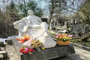 Новодевичье кладбище и его главные скульптуры - 5
