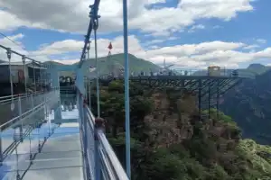 Стеклянный мост в горах Тяньюн - 4
