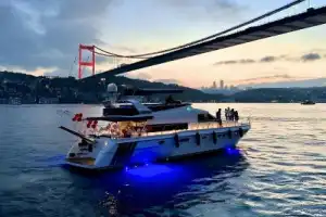 Групповая яхтенная прогулка по Босфору днём или на закате