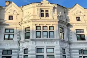 Истории женщин old money на прогулке по Поварской улице - 4