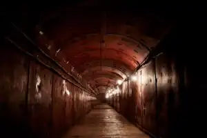 Спуск в бункер времён Холодной войны Спуск в бункер времён Холодной войны