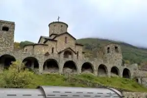 Над пропастью в горах: захватывающие панорамы Северной Осетии - 4