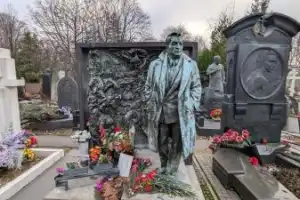 Новодевичье кладбище: легендарные имена в отражении истории - 4
