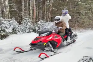 Зимняя прогулка на канадском снегоходе в Москве Зимняя прогулка на канадском снегоходе в Москве