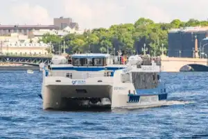 На катамаране из Кронштадта в Санкт-Петербург