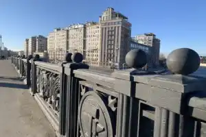 Вокруг Дома на набережной с его жителем - 19