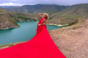Фотопутешествие на озеро Гижгит — в красном летящем платье