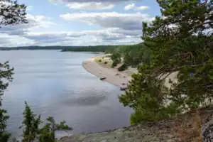 На остров за приключениями: семейный палаточный лагерь на Ладоге с вожатыми и няней