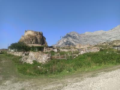 Лавочка над пропастью и наскальная крепость в Урсдоне - 11