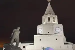 Казань в огнях вечерней подсветки и колесо обозрения - 8