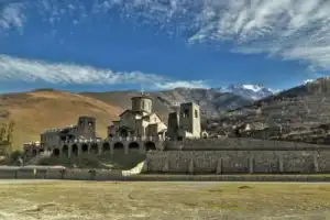 Лавочка над пропастью и наскальная крепость в Урсдоне - 2