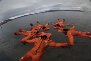 Искупаться в Баренцевом море: айс-флоатинг в Териберке - 5