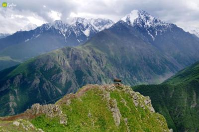 Лавочка над пропастью и наскальная крепость в Урсдоне - 9