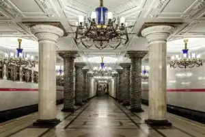 Петербургская подземка: путешествие по станциям и истории