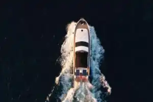 На яхте — меж двух континентов целый день!