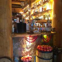 Ресторан с национальной кухней и шоу-программой.