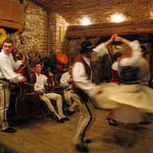 Ужин в национальном ресторане в сопровождении фольклорного ансамбля.