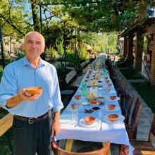 От лозы до тостов: Организованный Ртвели с традиционным застольем