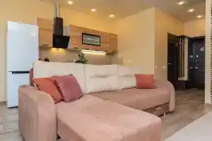 Апартаменты «Happy House отличная студия с уютным балконом», Омск