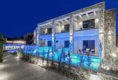 Lagoon Luxury Suites - 18