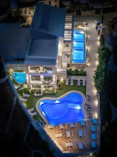 Lagoon Luxury Suites - 2