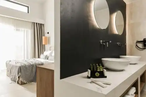 Lagoon Luxury Suites - 4