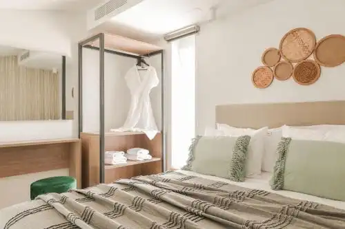 Lagoon Luxury Suites - 38