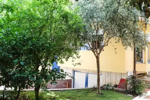 Blue Door Hostel - 8