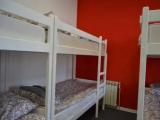 Спальное место на двухъярусной кровати в общем номере для мужчин и женщин