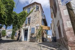 Pita Hotel, Айвалык