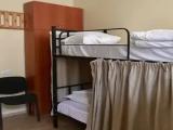 Кровать в общем номере с балконом и с красивым видом из окна