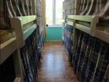 Кровать в общем номере с красивым видом из окна