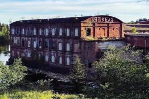 Рорбу домик рыбака на берегу реки Янисйоки