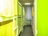 Кровать в общем номере для мужчин и женщин с 10 кроватями