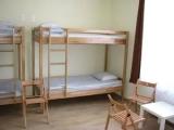 Спальное место на двухъярусной кровати в общем номере для мужчин 