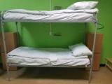 Кровать в десятиместном общем номере для мужчин