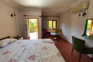 Oblomov Hotel, Чиралы