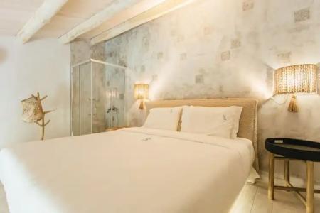 Blue Carpet Luxury Suites - 44