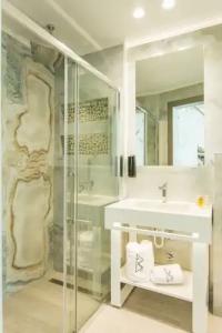 Blue Carpet Luxury Suites - 63