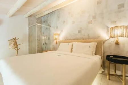 Blue Carpet Luxury Suites - 2