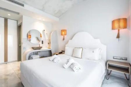 Blue Carpet Luxury Suites - 221