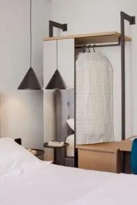 The Artist Athens - 125