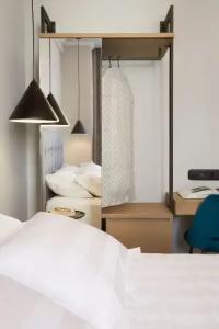 The Artist Athens - 124