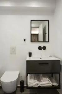 The Artist Athens - 75