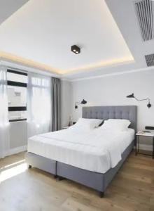 The Artist Athens - 36